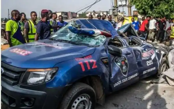 Trailer Falls on a Police Van in Lagos (Photos)